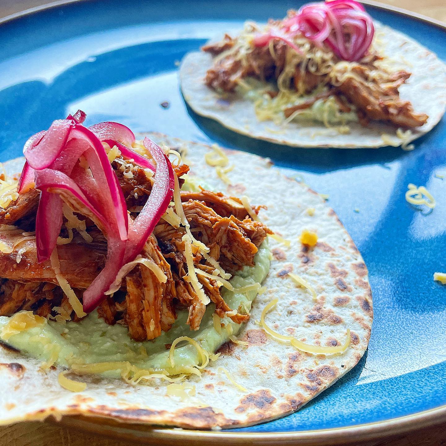 Chicken Tinga Tacos with Avocado Crema, Cheese and Pickled Onions. 🇲🇽 

#tacos #chickentinga #chickentacos #mexicanfood #documentingmydinner #foodblogger #chickenrecipes #food #foodiesofinstagram #aberdeen